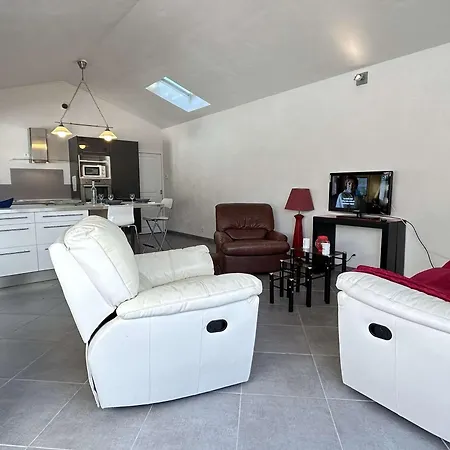 Ferienhaus Maison Calme Avec Jardin Clos, 800m - 2 Chambres, Bbq, Parking Prive, Wifi - Fr-1-224b-116 *