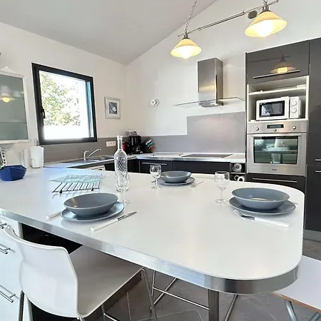 Ferienhaus Maison Calme Avec Jardin Clos, 800m - 2 Chambres, Bbq, Parking Prive, Wifi - Fr-1-224b-116 *