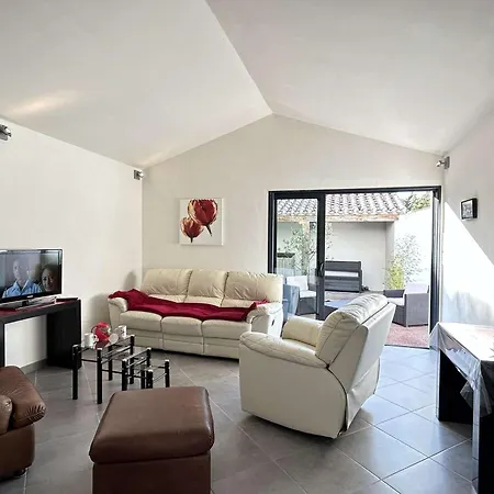 Maison Calme Avec Jardin Clos, 800m - 2 Chambres, Bbq, Parking Prive, Wifi - Fr-1-224b-116 *