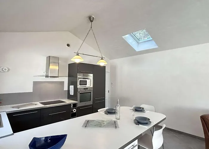 Maison Calme Avec Jardin Clos, 800m - 2 Chambres, Bbq, Parking Prive, Wifi - Fr-1-224b-116