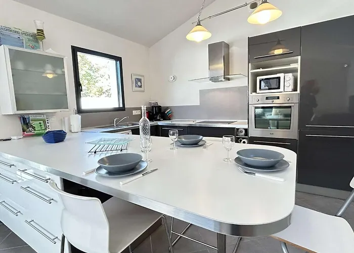 Vakantiehuis Maison Calme Avec Jardin Clos, 800m - 2 Chambres, Bbq, Parking Prive, Wifi - Fr-1-224b-116 *